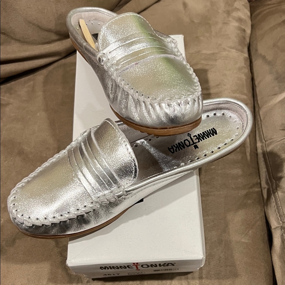 Minnetonka Shimmering Silver Slip-On Mule Moccasins - NWT Size 9